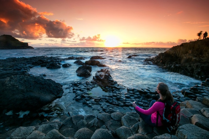 Sunset at the Giant’s Causeway, basalt columns and sea spray create a magical view on Northern Ireland’s coast.