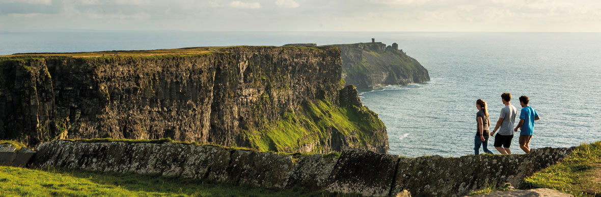 Uitzicht langs de Kliffen van Moher in county Clare, met verticale zeekliffen die scherp boven de Atlantische Oceaan uitsteken.