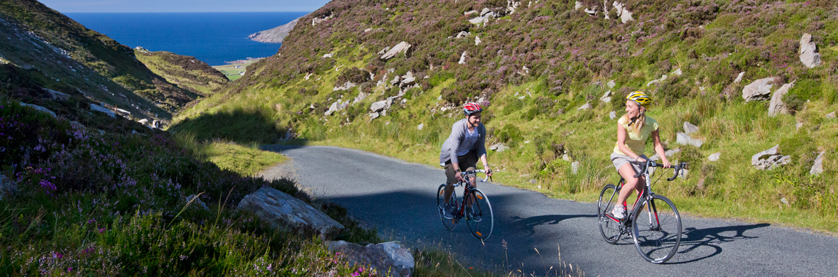 Couple-cycling-Mamore-Gap-Donegal