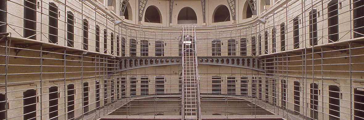 Les cellules et les couloirs historiques de la prison de Kilmainham Gaol à Dublin.