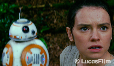 Nahaufnahme von Rey und Droide BB-8 in einer WaldSzene aus Star Wars: Das Erwachen der Macht, gefilmt in Irland.