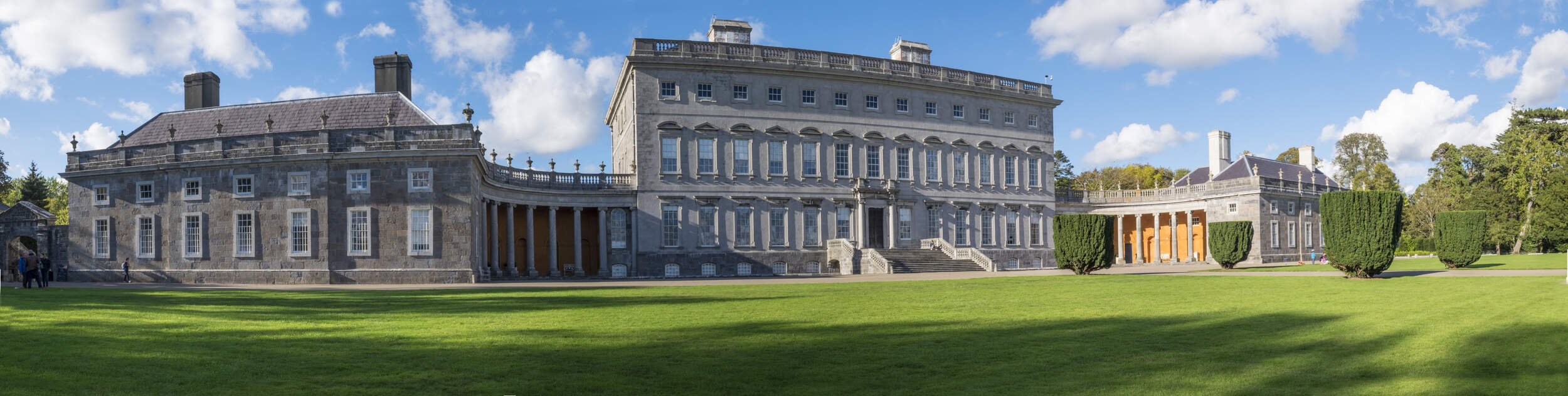 Mansion géorgienne avec une pelouse qui s'étend sous un ciel bleu à la demeure de Castletown, dans le comté de Kildare.