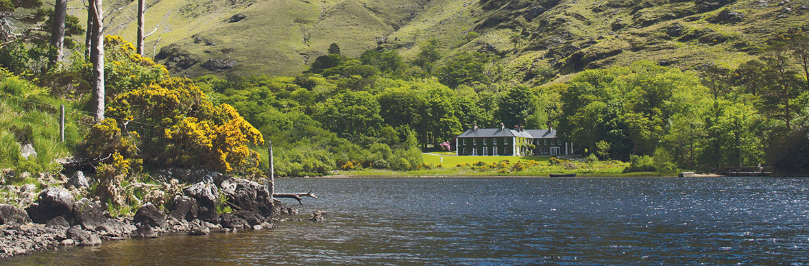Die abgeschiedene Delphi Lodge liegt umgeben von üppigen Wäldern unterhalb der zerklüfteten Hügel von Connemara in der Grafschaft Galway.