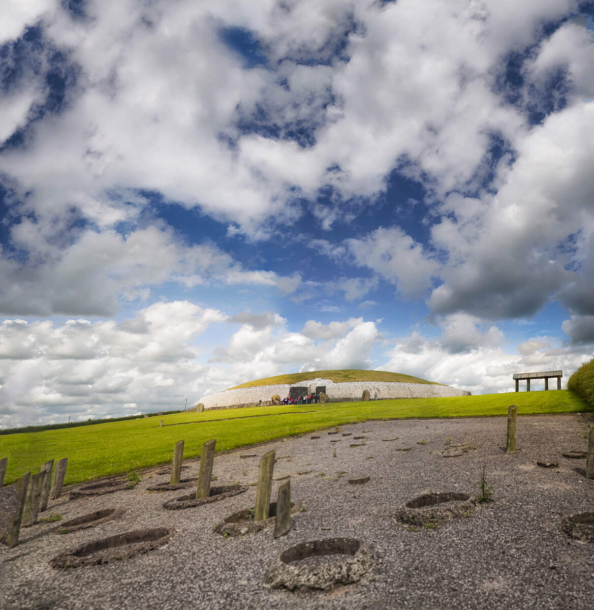Bezoekers staan bij de ingang van Newgrange, de neolithische graftombe omgeven door een prachtige lucht in county Meath.