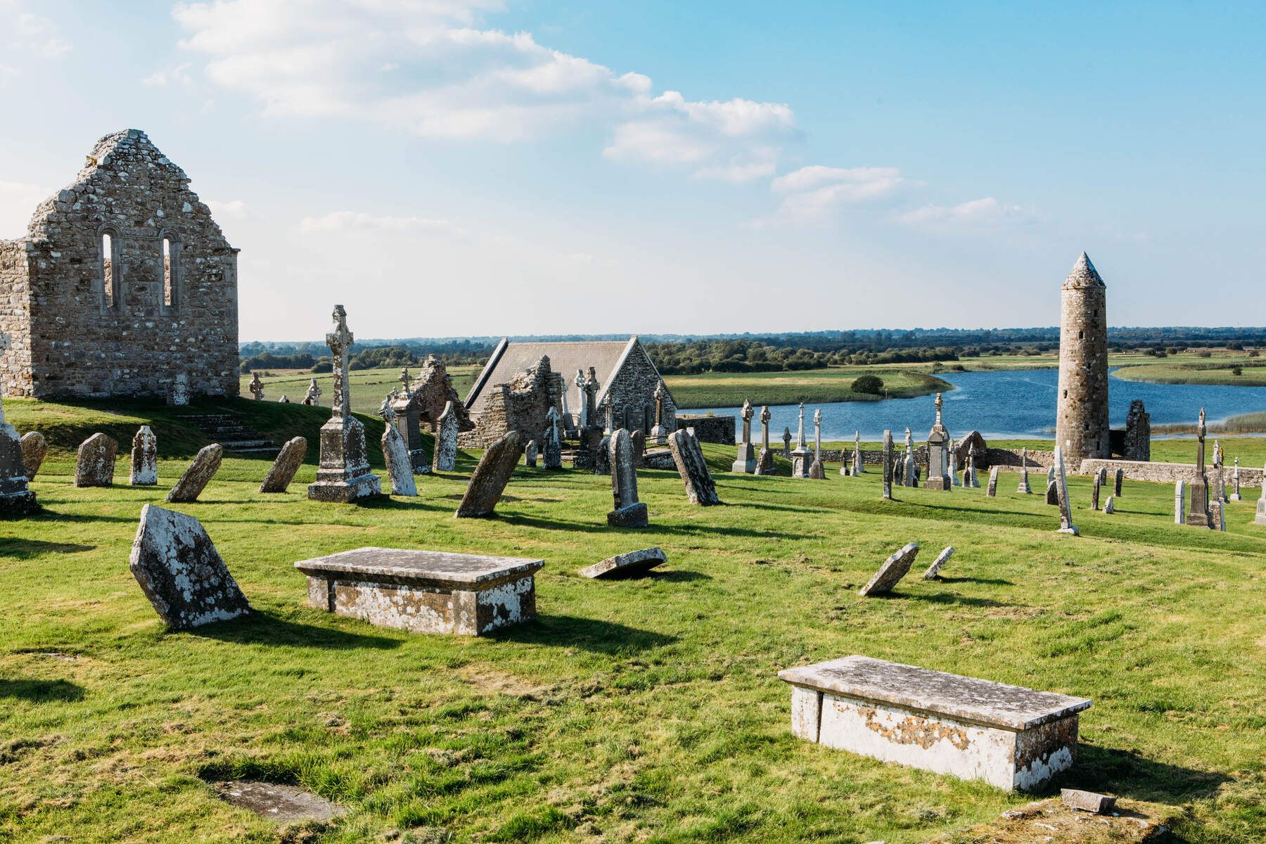 Anciens vestiges de pierre et pierres tombales surplombant le Shannon à Clonmacnoise.