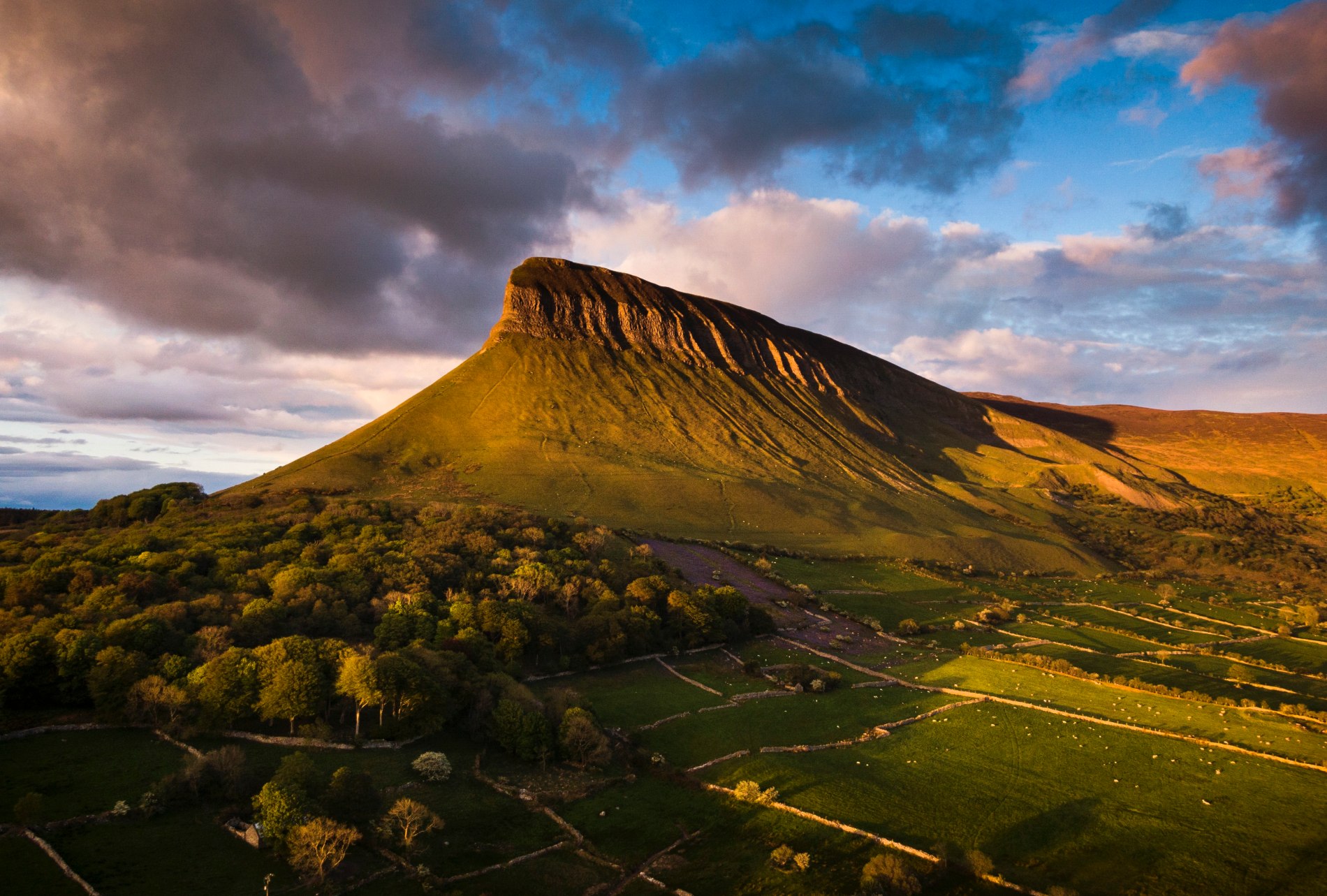 Profiel van de top van de Ben Bulben berg, uitstekend boven landbouwgrond en bossen nabij Mullaghmore in county Sligo.