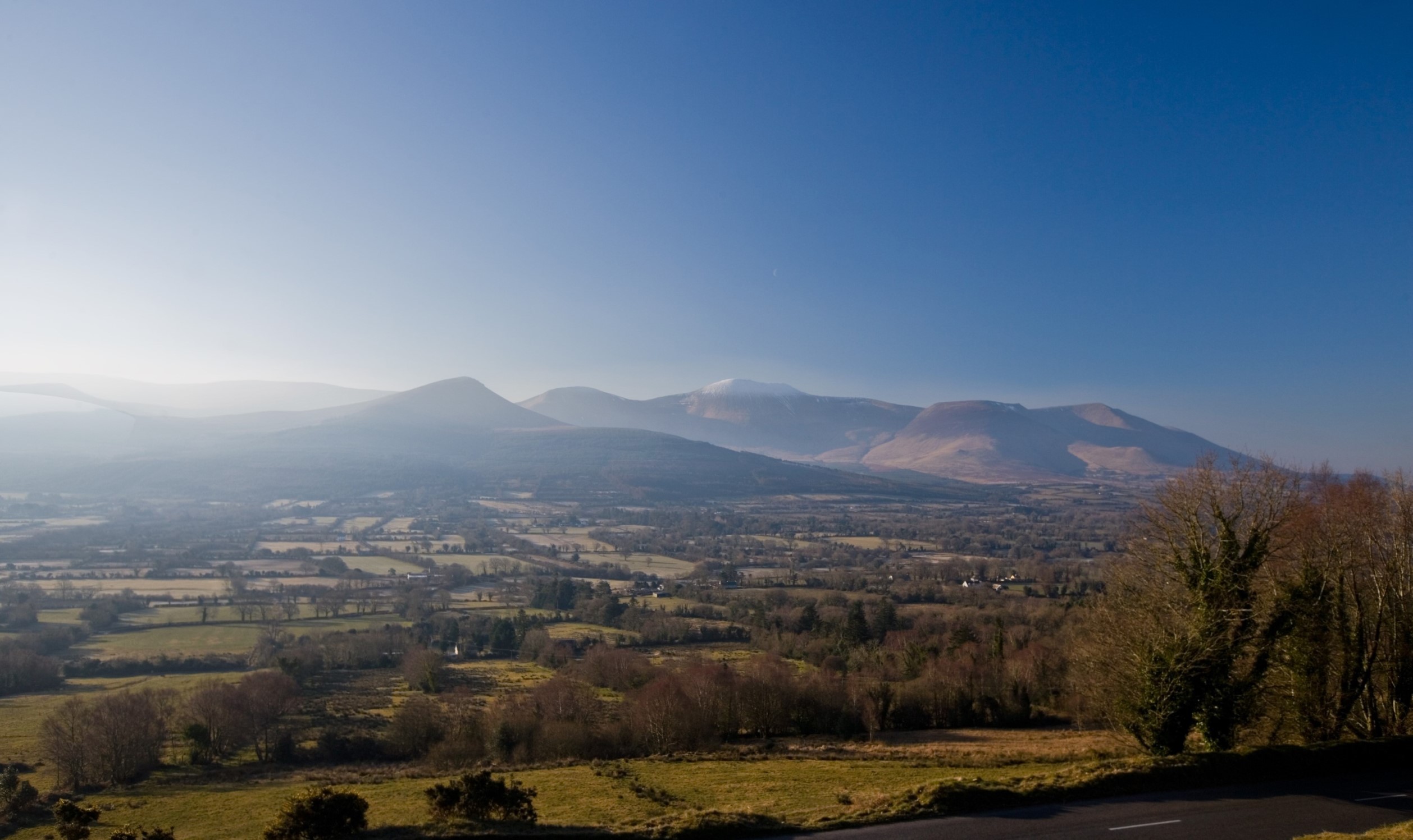 Vue panoramique de la vallée d'Aherlow avec des champs verdoyants et les montagnes Galtee au loin, dans le comté de Tipperary.