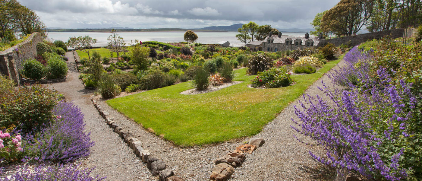 Jardin formel avec des allées en pierre, des lavandes et des vues sur la mer à la maison de Lissadell dans le comté de Sligo.