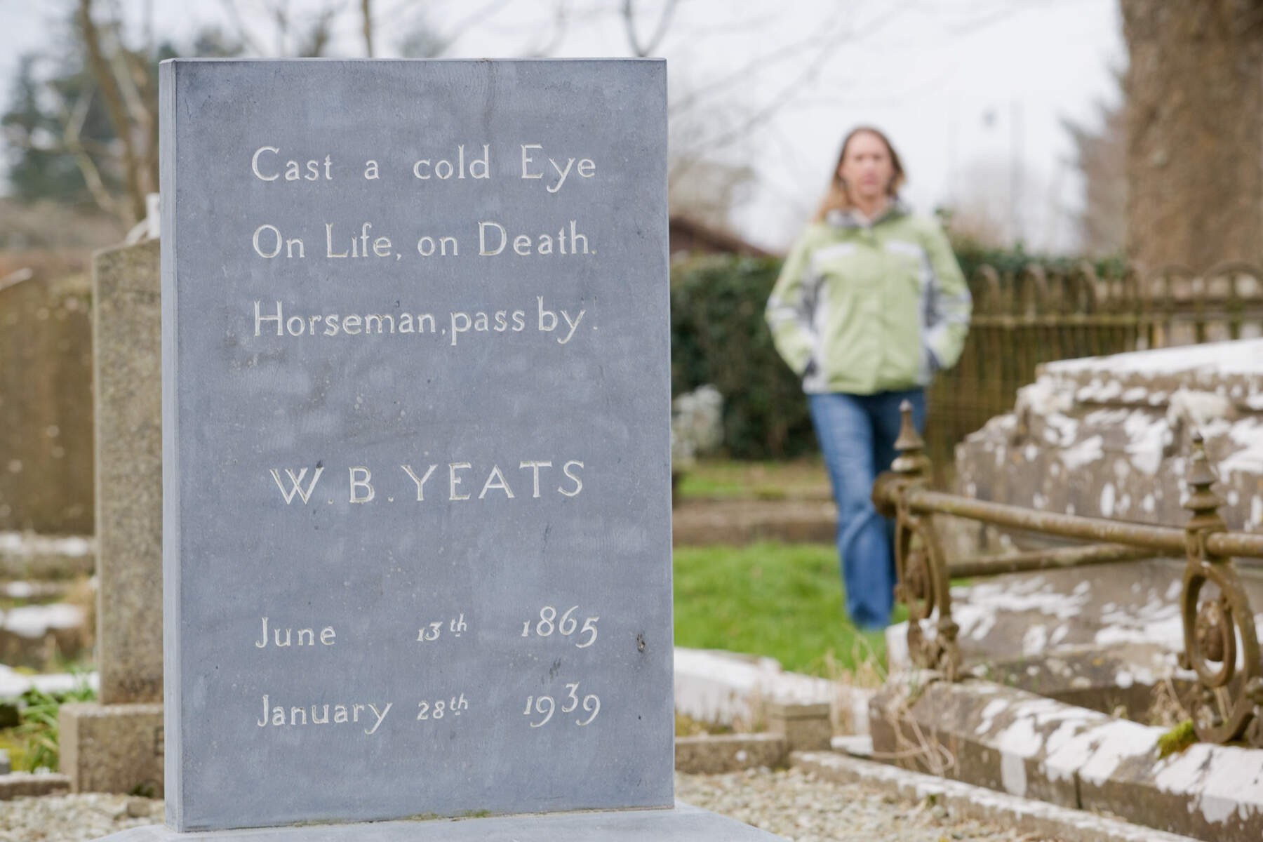 Sépulture du poète W.B. Yeats avec son épitaphe célèbre dans le cimetière de Drumcliffe, dans le comté de Sligo.