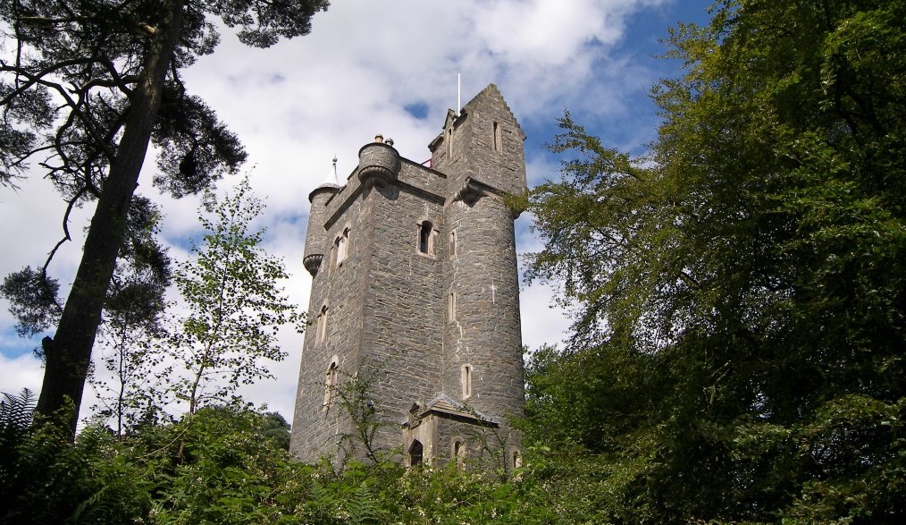 L'alta torre di pietra di Helen nella contea di Down si erge sopra le cime degli alberi, offrendo un soggiorno storico e fiabesco in Irlanda.