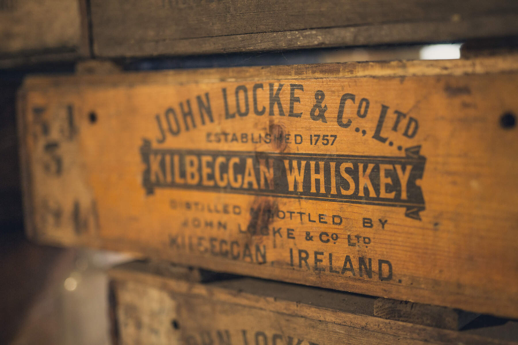Caisse en bois portant la mention Kilbeggan Whiskey à l'expérience de la distillerie de Kilbeggan dans le comté de Westmeath.