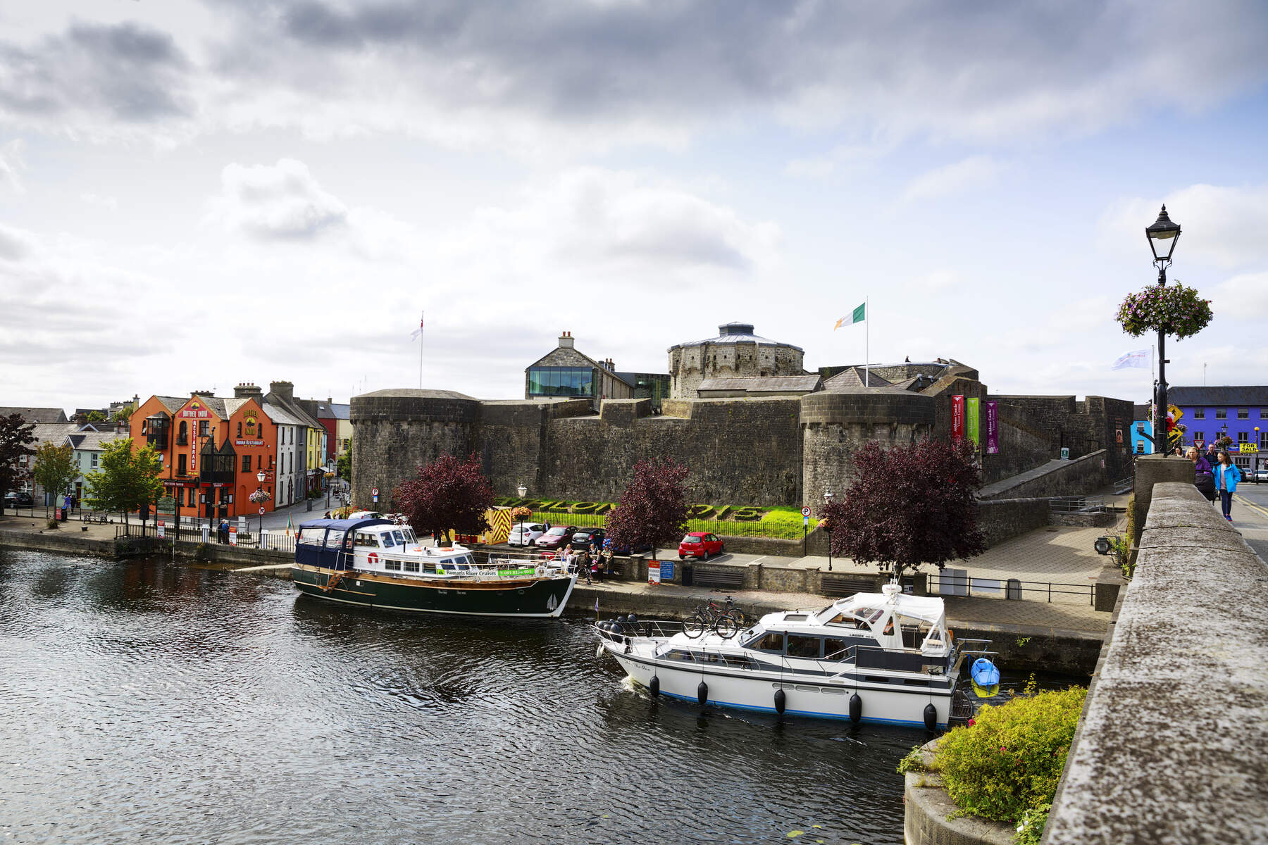 Château d'Athlone dans le comté de Westmeath à côté de la Le Shannon avec des bateaux amarrés devant.