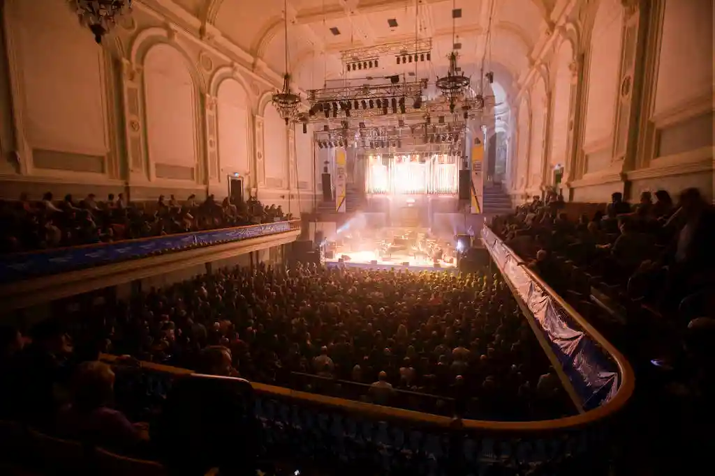 Volles Publikum bei einem Livekonzert in der Belfast Ulster Halle.