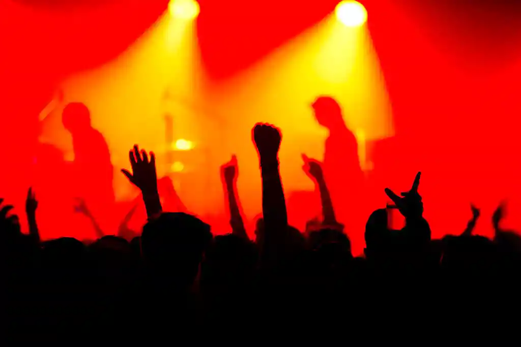 Silhouetten von Menschen, die im Limelight-Nachtclub in Belfast tanzen und jubeln.