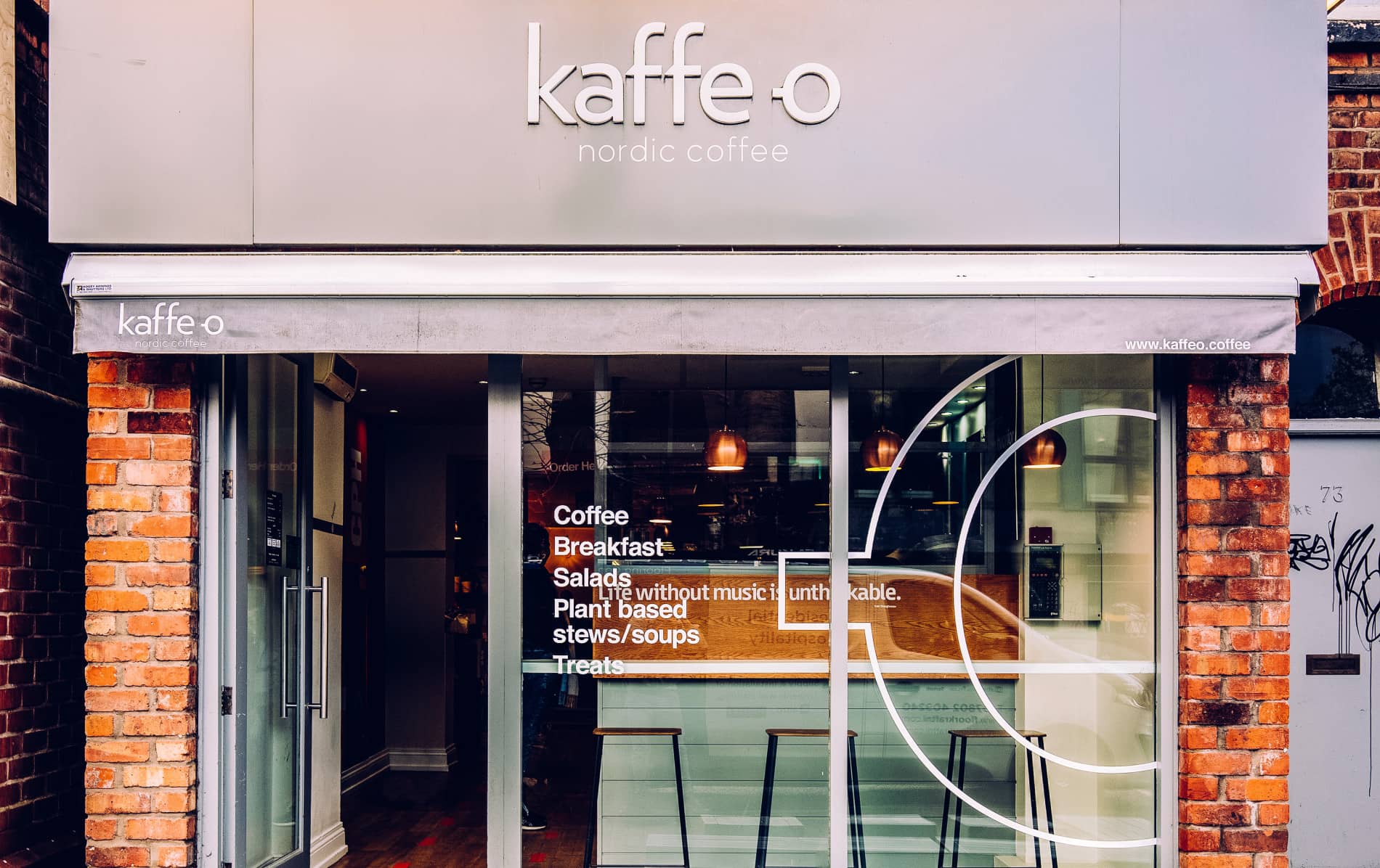 Das Äußere des Kaffe O Cafés in Belfast mit Beschilderung für nordische Kaffee- und Frühstücksgerichte.