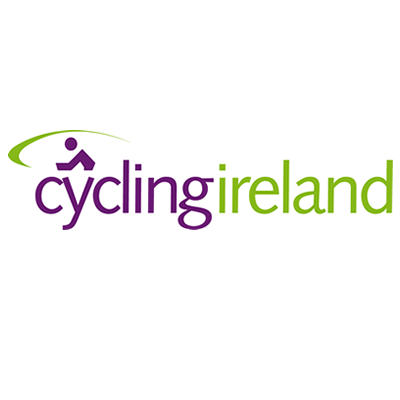 Logotipo de Cycling Irlanda en morado y verde, el organismo rector oficial del ciclismo en Irlanda.