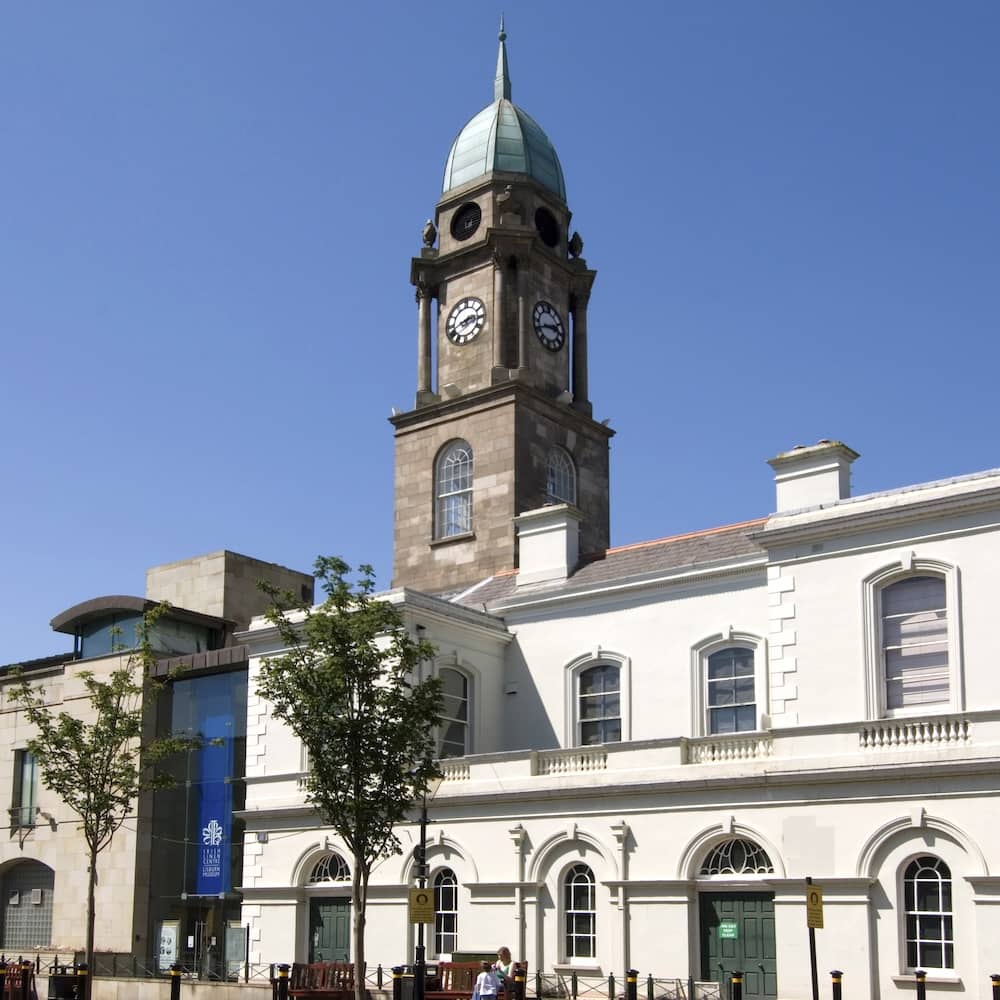 Irish Linen Centre en Lisburn Museum met een klokkentoren en Georgiaanse architectuur in het stadscentrum van Lisburn.