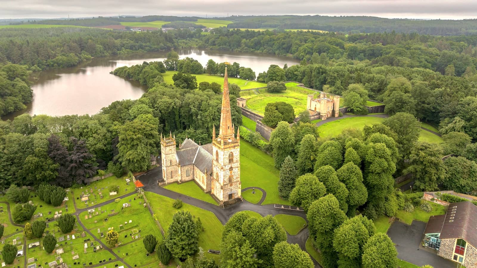 Luchtfoto van Hillsborough Fort en kerk, omgeven door bossen en meren in County Down.