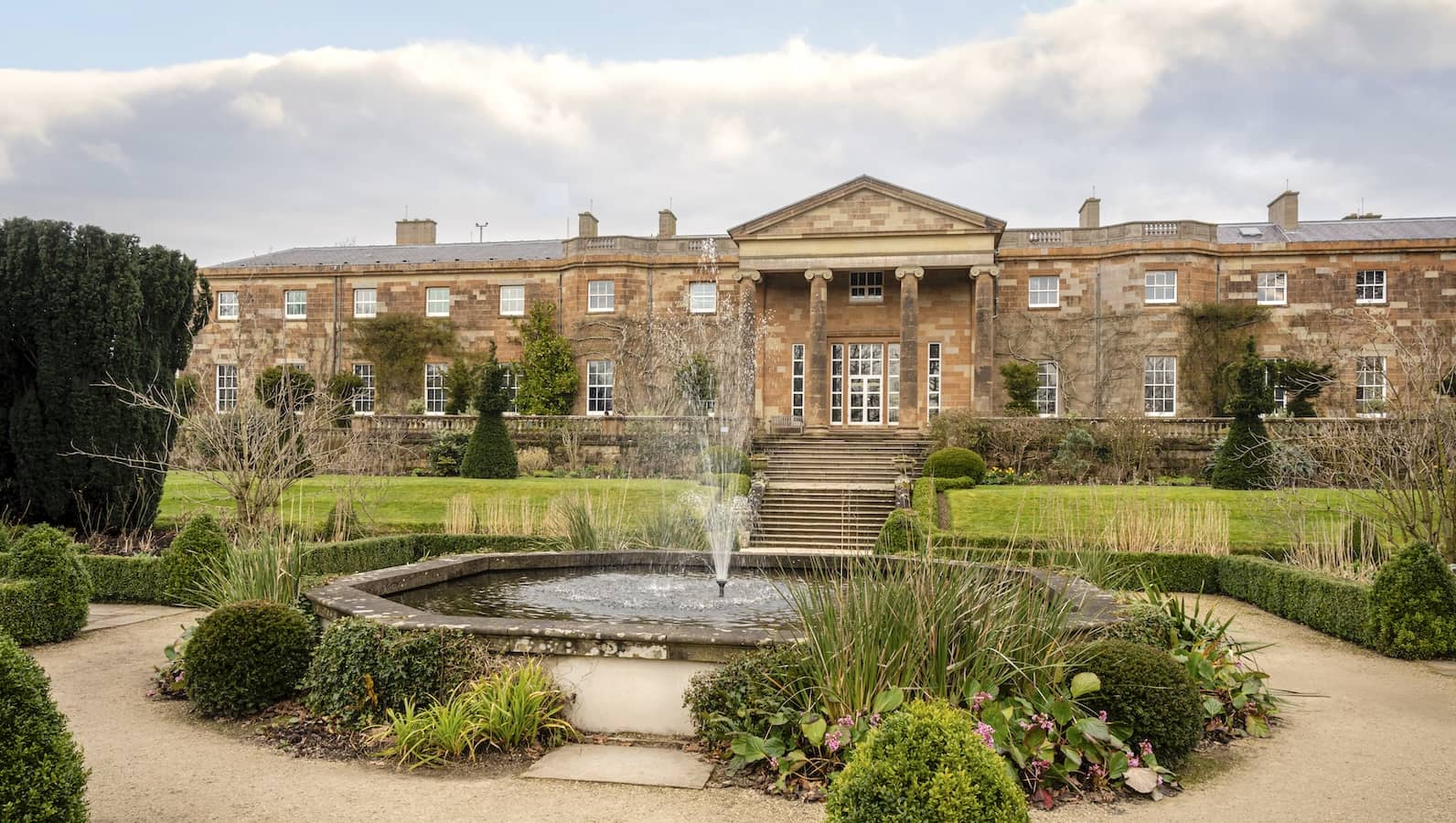 Hillsborough Castle met een Georgiaanse gevel, formele tuinen en een centrale fontein in county Down.