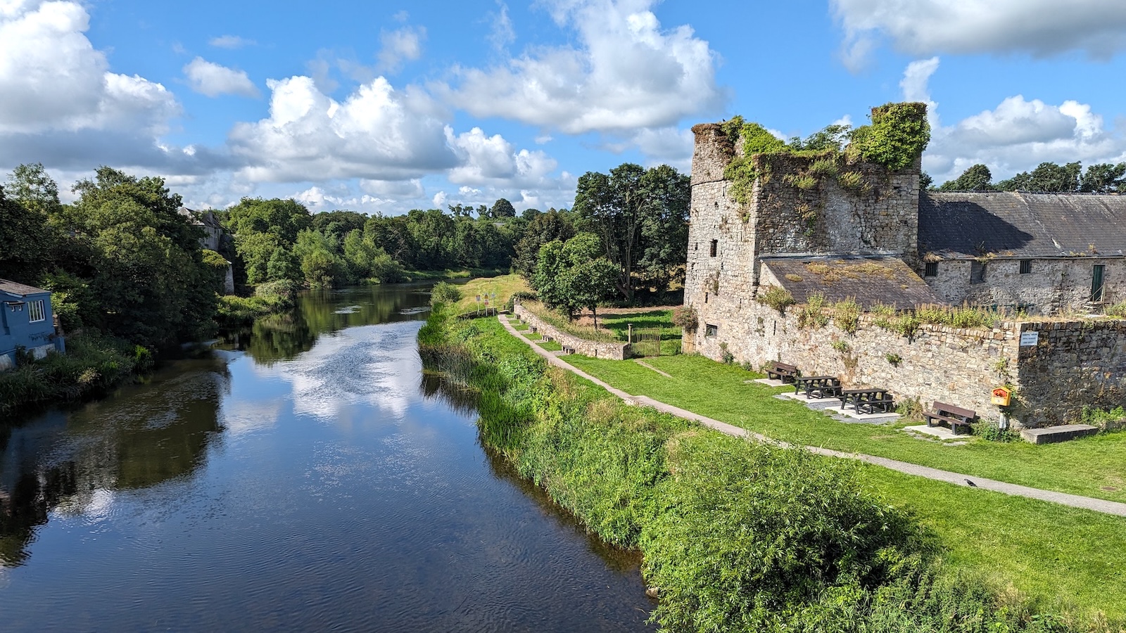 Château de Sweetman bordant la rivière Nore, avec sentier fluvial et espaces verts à Kilkenny.