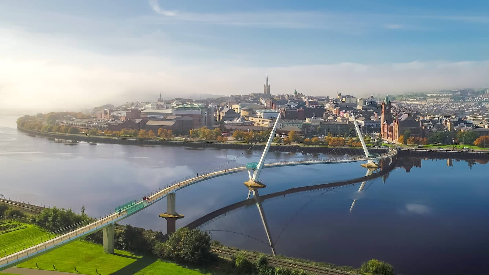 Panoramaaufnahme aus der Luft von Derry~Londonderry, dem Fluss Foyle und der Peace Bridge in Nordirland.