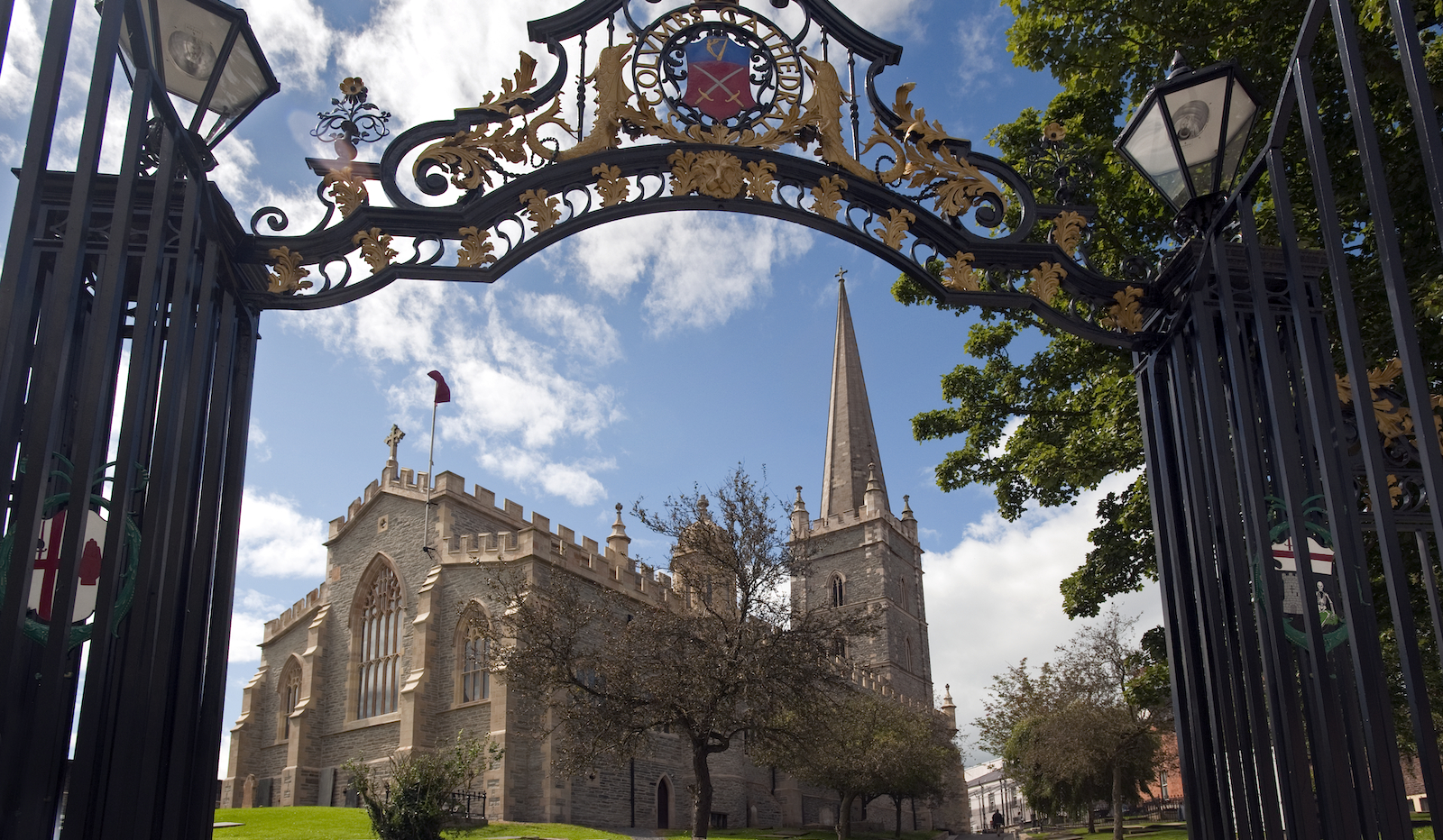 Die St. Columb's Cathedral und ihr Turm, gesehen durch dekorative Tore in Derry~Londonderry.
