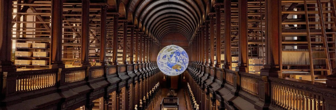 La Long Room au Trinity College de Dublin avec une installation artistique représentant un globe.