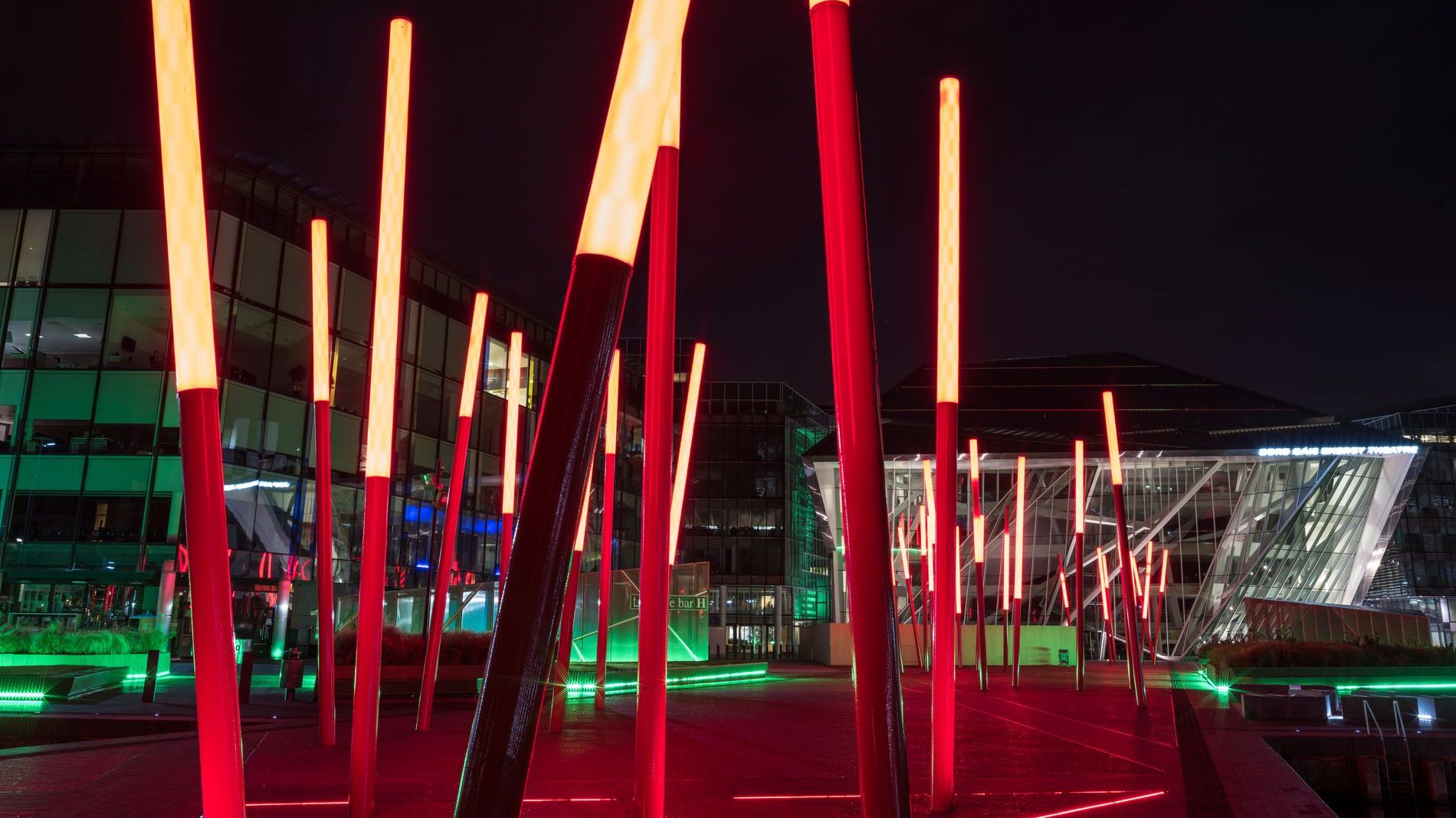 Rood verlichte lichtstokken op Grand Canal Square buiten het Bord Gáis Energy Theatre.