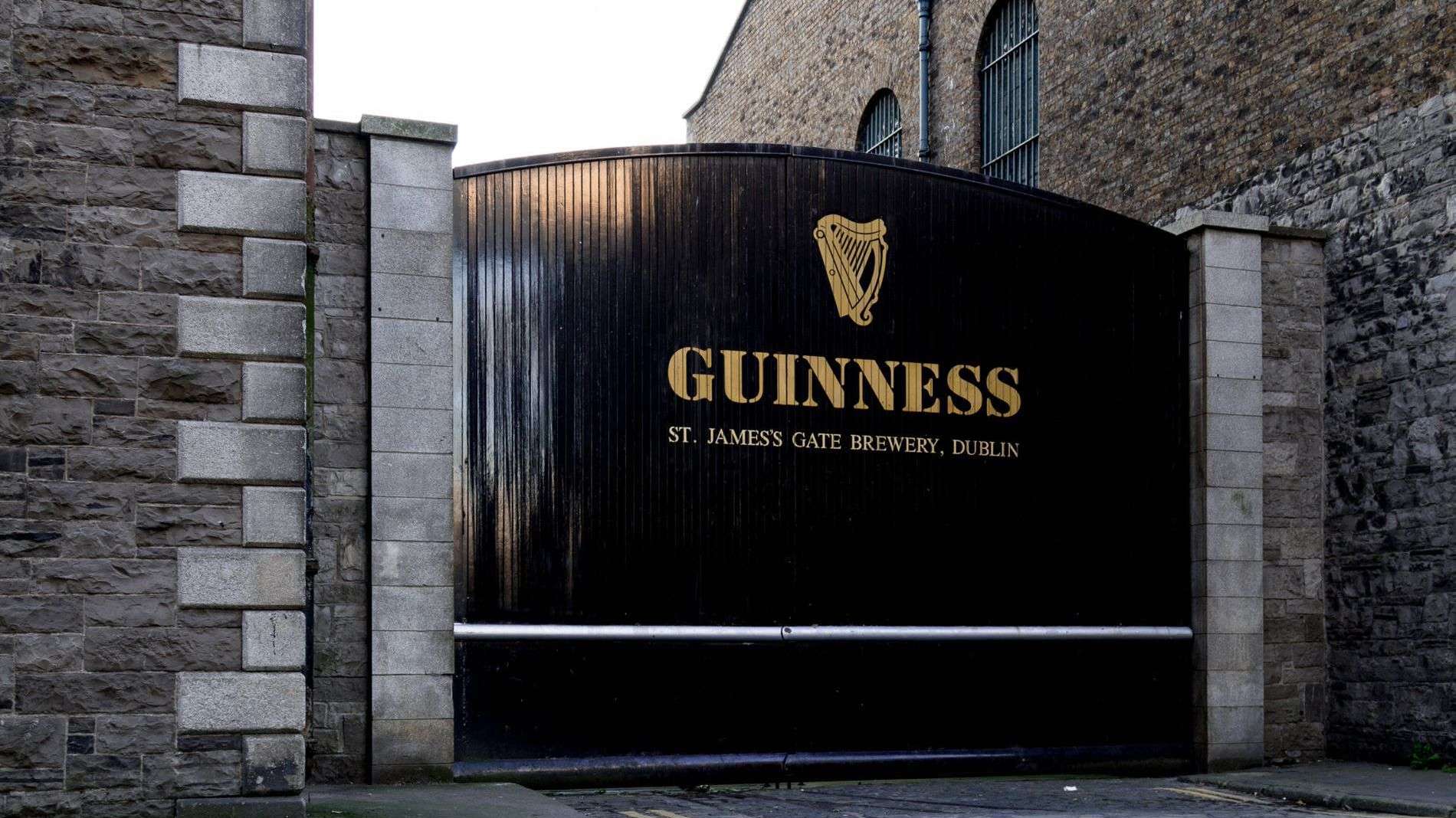De zwarte houten poorten van het Guinness Storehouse bij de St James’s Gate Brewery in Dublin.