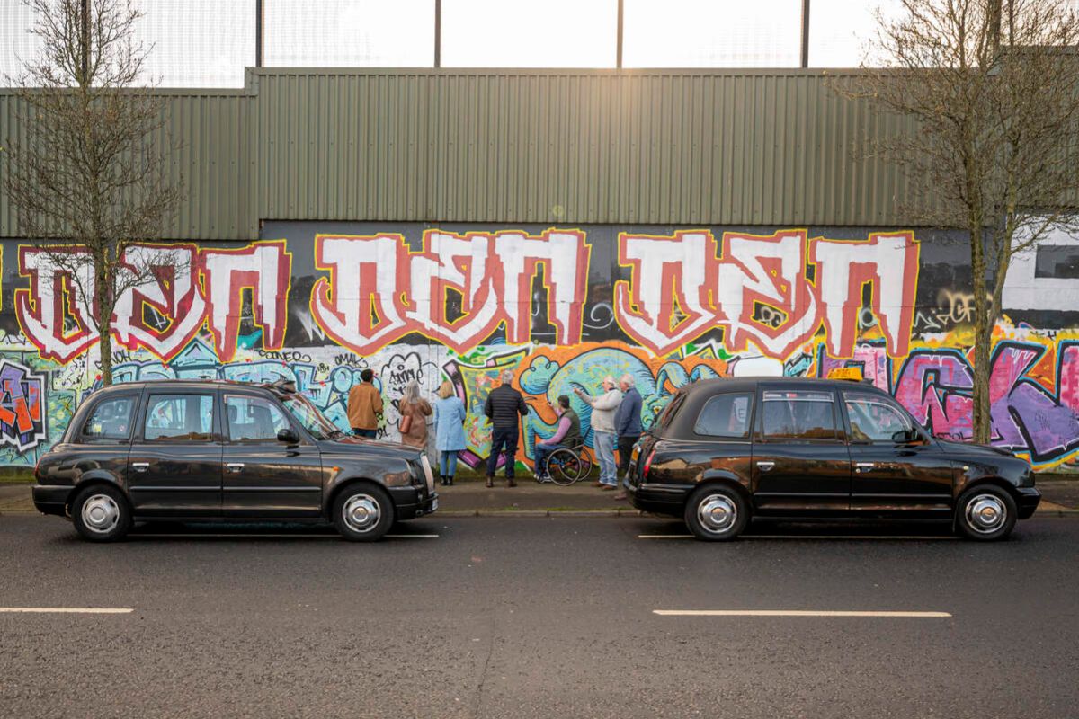 black-cab-tour-belfast-walls