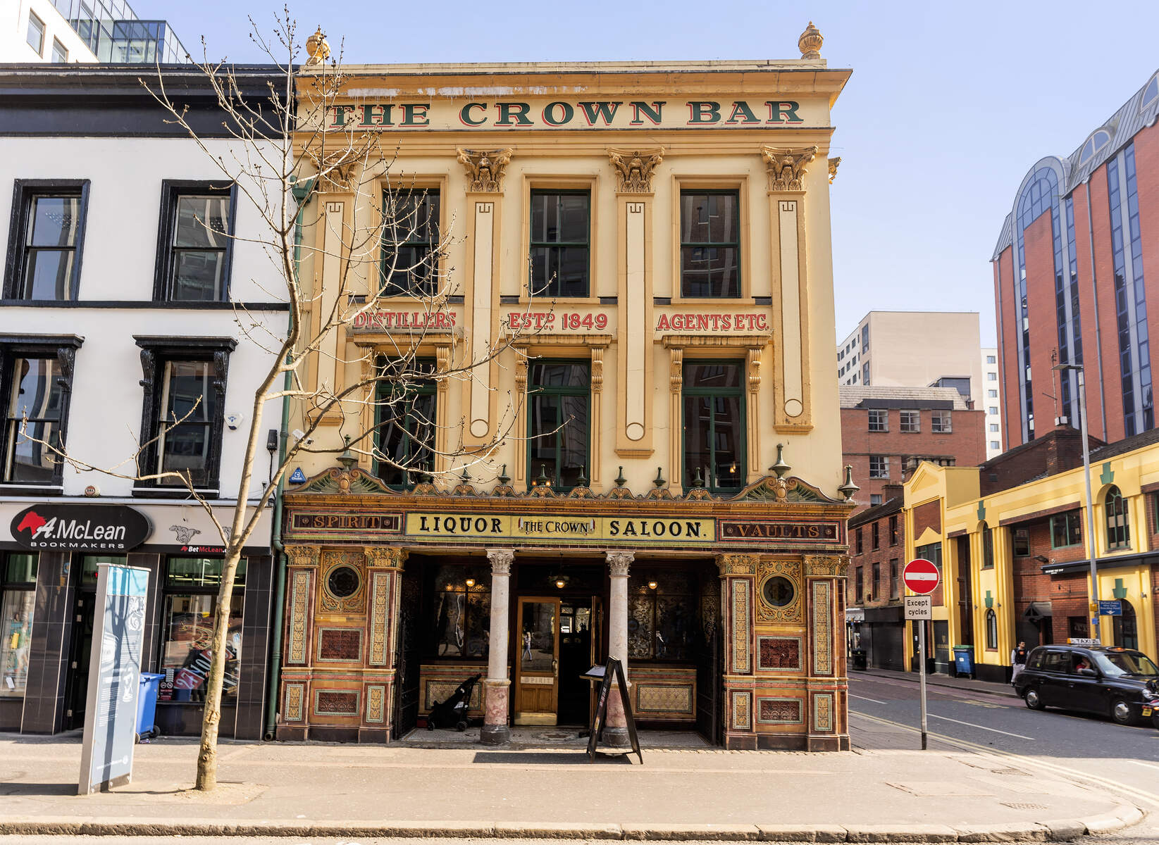 the-crown-liquor-saloon-belfast-outside