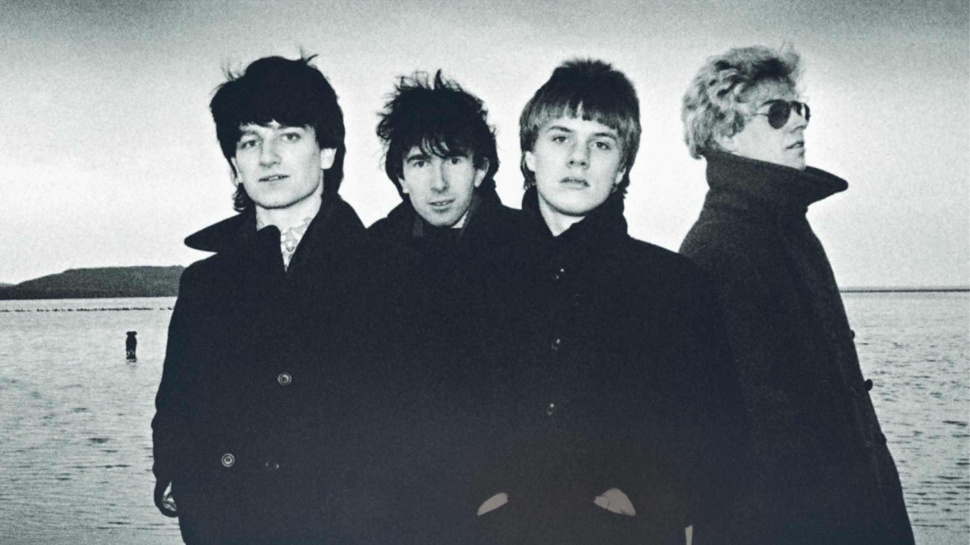 U2 À SANDYMOUNT STRAND, DUBLIN, IRLANDE, 1980. PHOTO : SHEILA ROCK