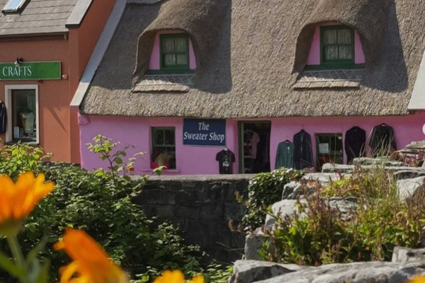 A pink cottage in Doolin