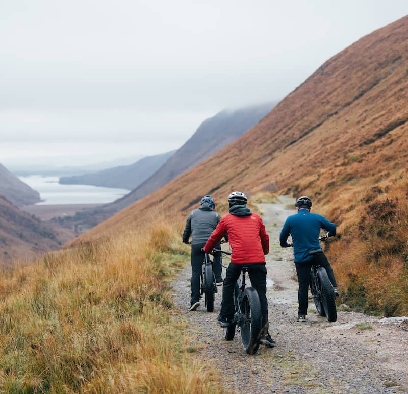 Un groupe de cyclistes explore un parcours de montagne brumeux à travers le pittoresque Parc national de Glenveagh, dans le comté de Donegal.