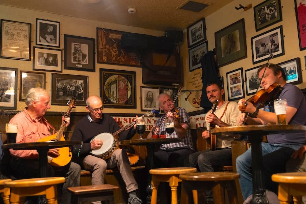 Traditional Irish musicians playing fiddles and banjo at Matt Molloy’s Pub in Westport, County Mayo.