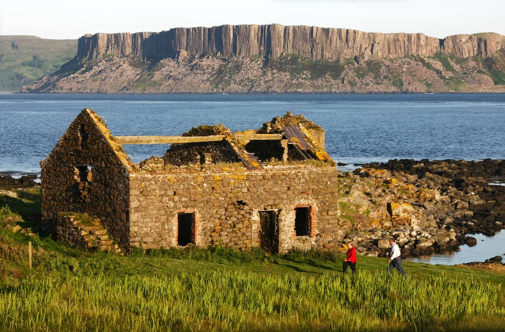 Cabaña de piedra en ruinas junto a la costa en Ushet Point, en la isla de Rathlin, condado de Antrim, Irlanda del Norte.