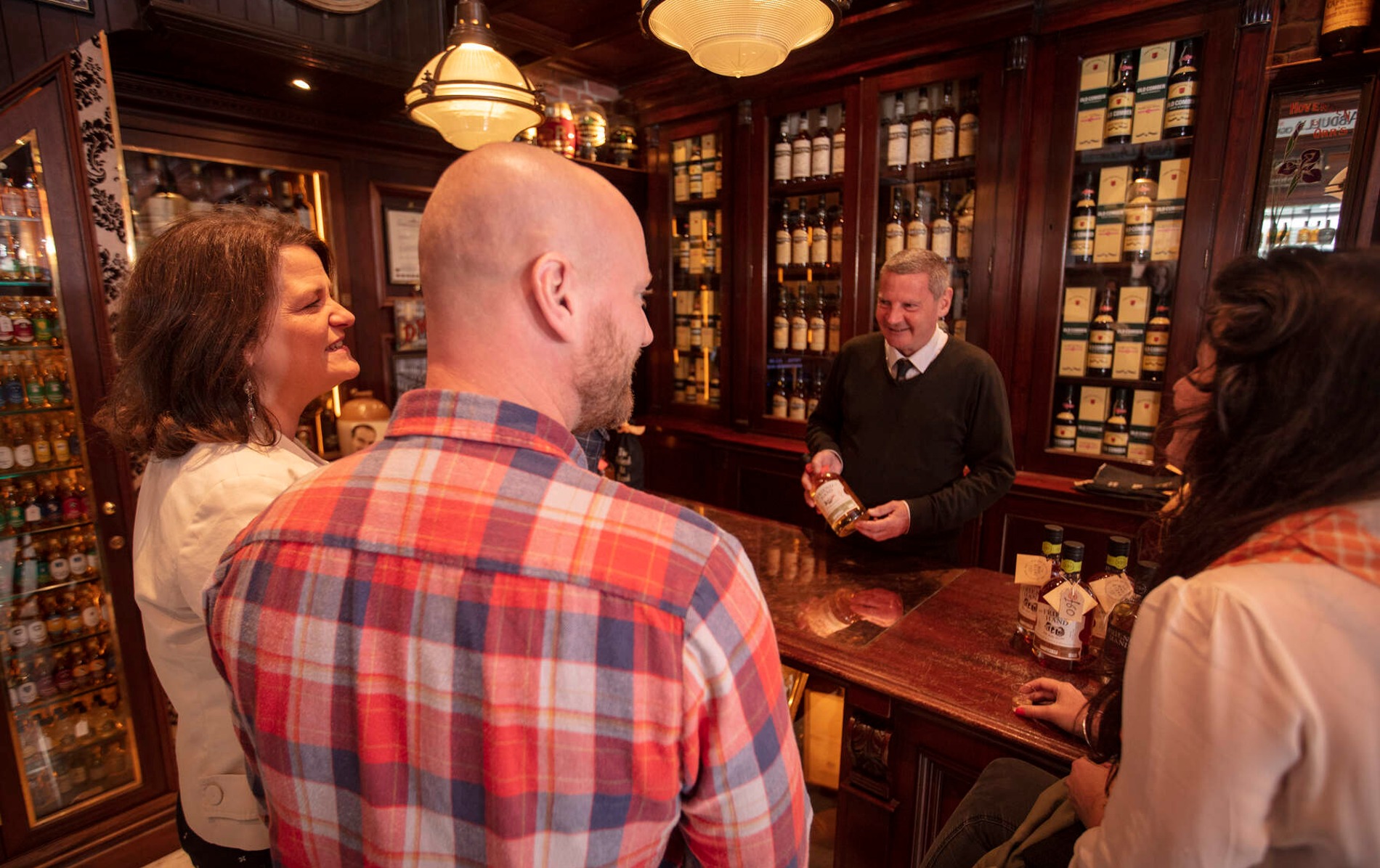 Piatto artistico di manzo, cantharel, broccoli e cavolfiore viola guarnito con erbe aromatiche su un piatto scuro.