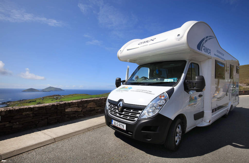 Furgoneta de camping aparcada en el Anillo de Kerry, en el condado de Kerry, Irlanda, con vistas panorámicas de la costa atlántica.