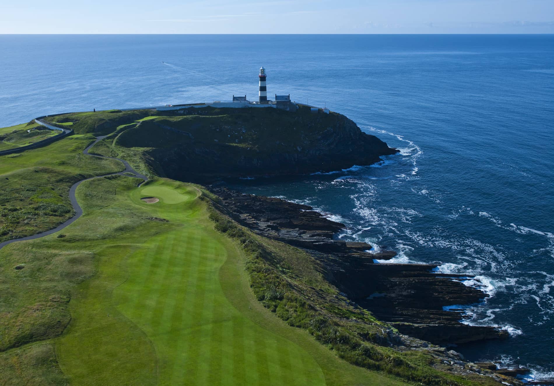 Vista aerea del faro di Old Head di Kinsale e del campo da golf, nella contea di Cork.