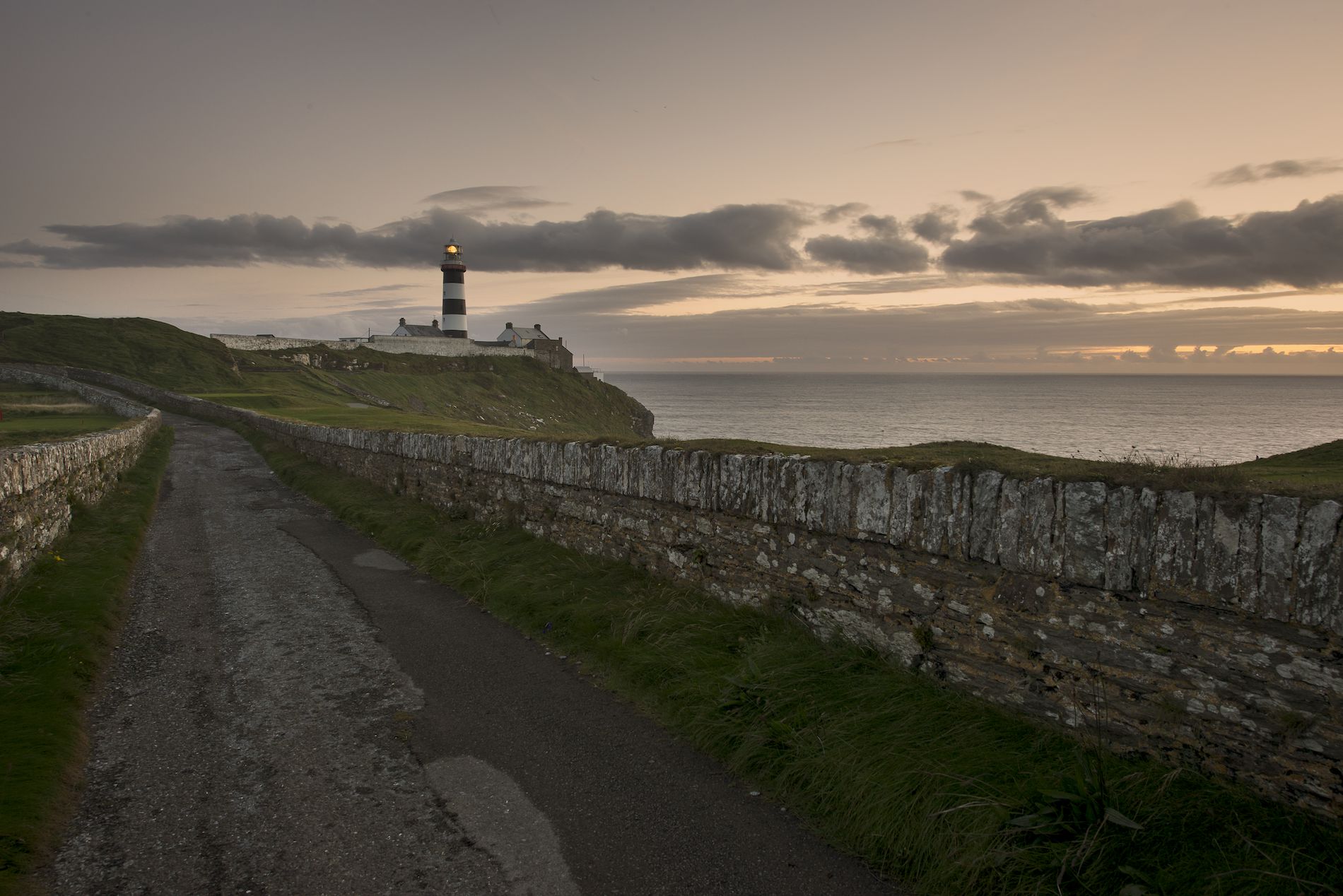 Percorso che porta al faro di Galley Head al tramonto vicino a Clonakilty, nella contea di Cork.