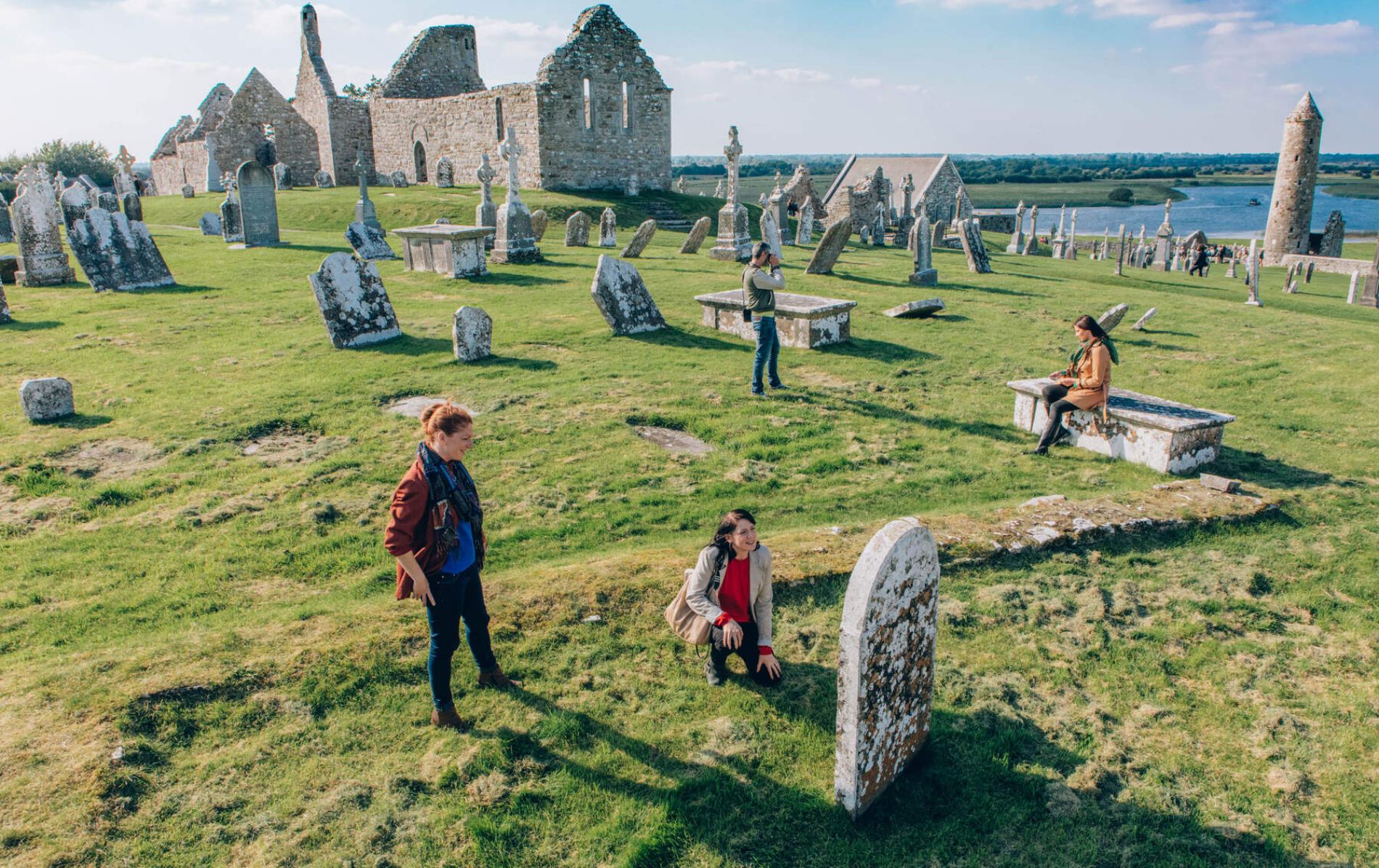 Oude kloosterruïnes en ronde toren in Clonmacnoise, county Offaly.