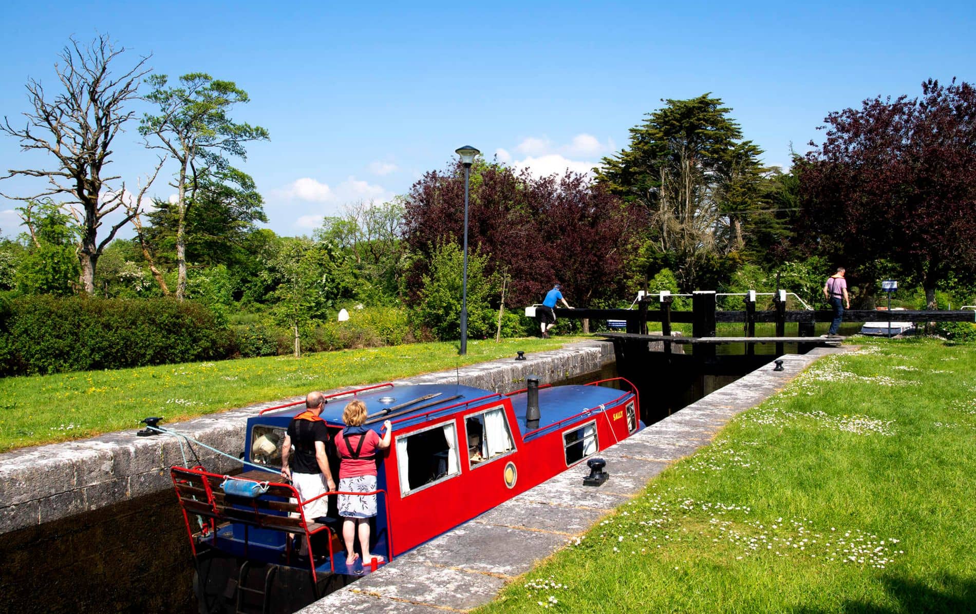 Koppel dat staat aan het einde van een steiger met uitzicht op Lough Derg in county Galway.