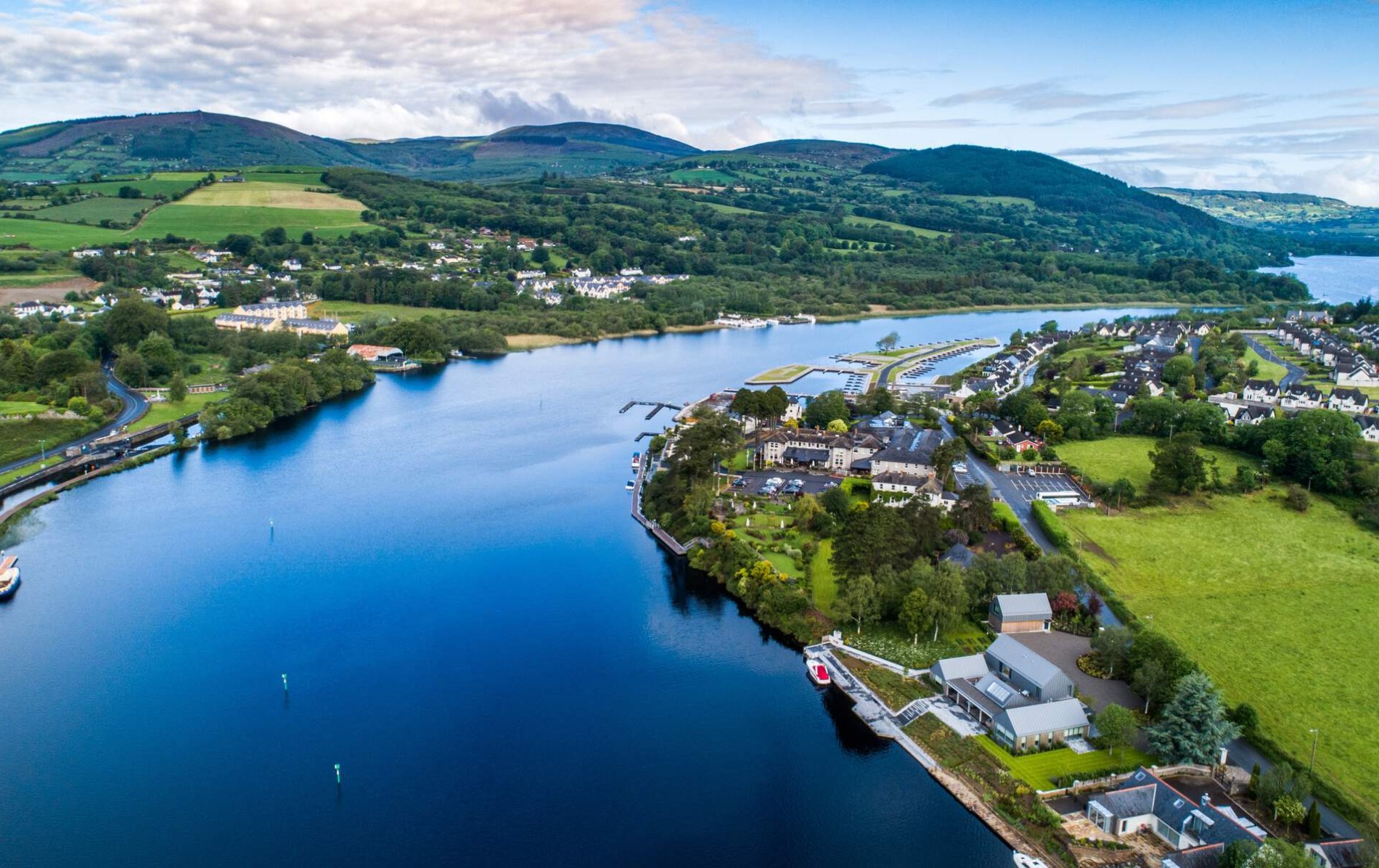 Luchtfoto van het stadje Killaloe naast Lough Derg, in het county Clare.