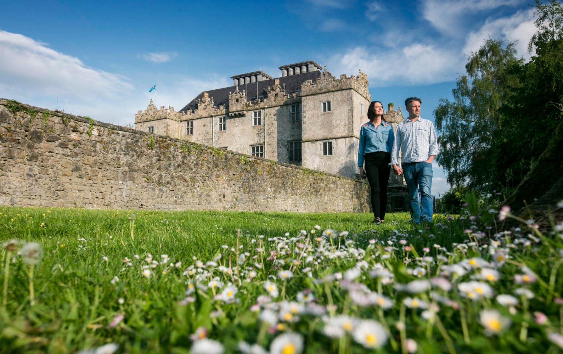 Koppel loopt langs het kasteel en de tuinen van Portumna, county Galway.