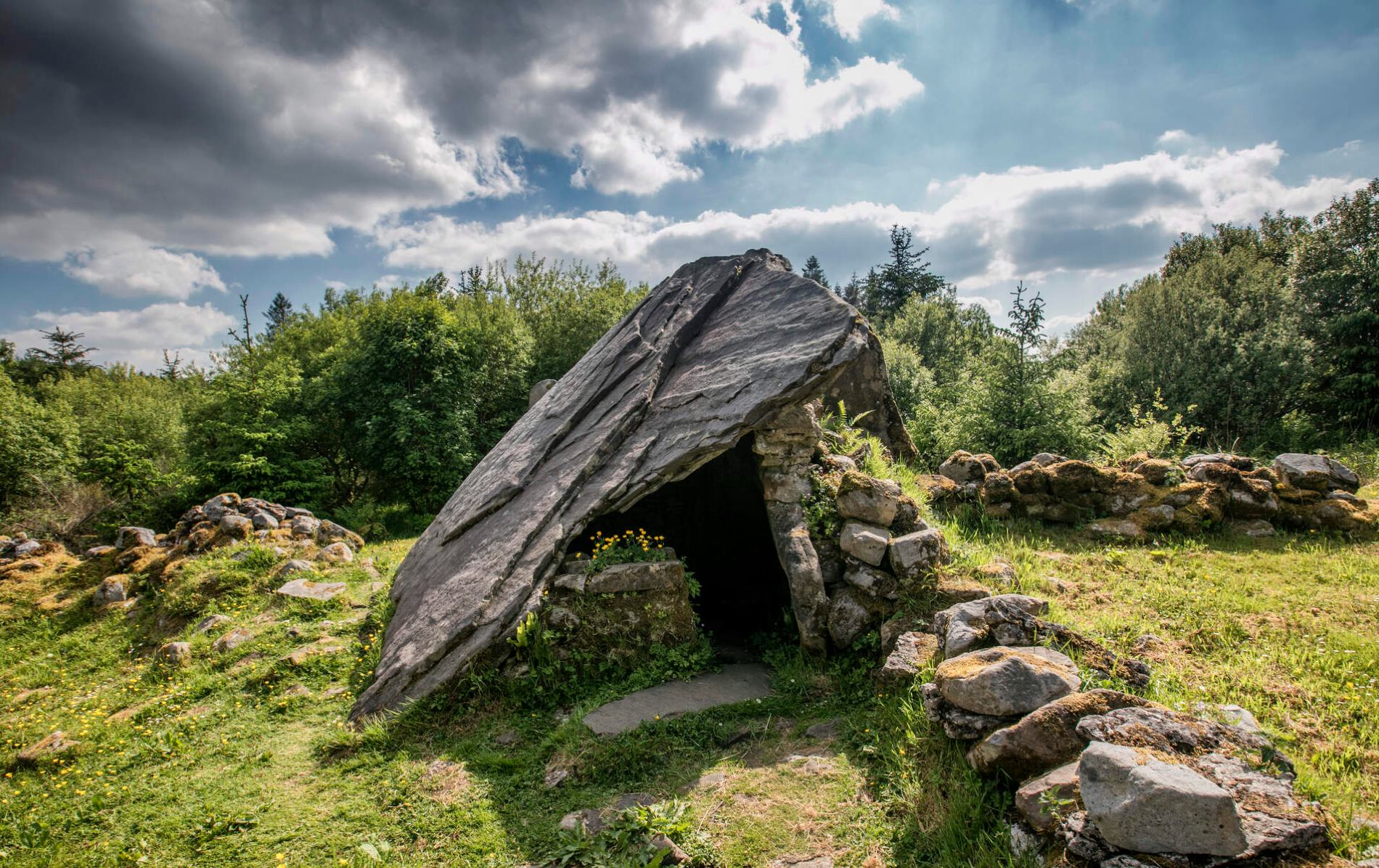 Een megalithische tombe in Cavan Burren Park met een grote stenen kap die op staanders rust.