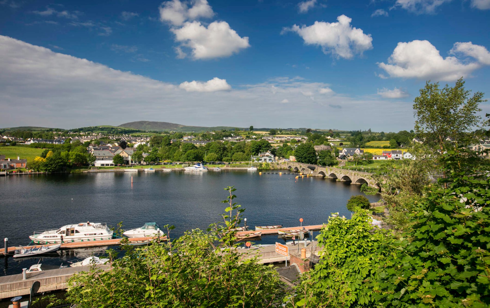 Bootjes en stenen brug over de rivier Shannon in de schilderachtige omgeving van Killaloe, county Clare.