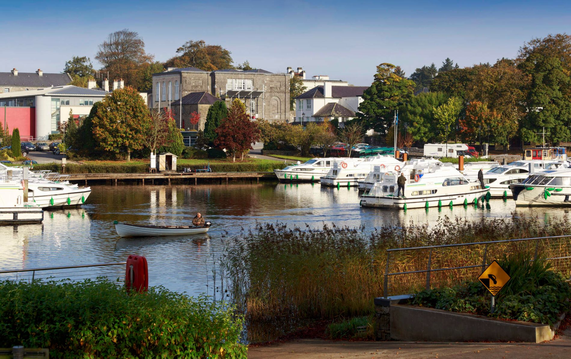 Boten en cruiseschepen liggen aangemeerd langs de waterkant in Carrick-on-Shannon, county Leitrim.