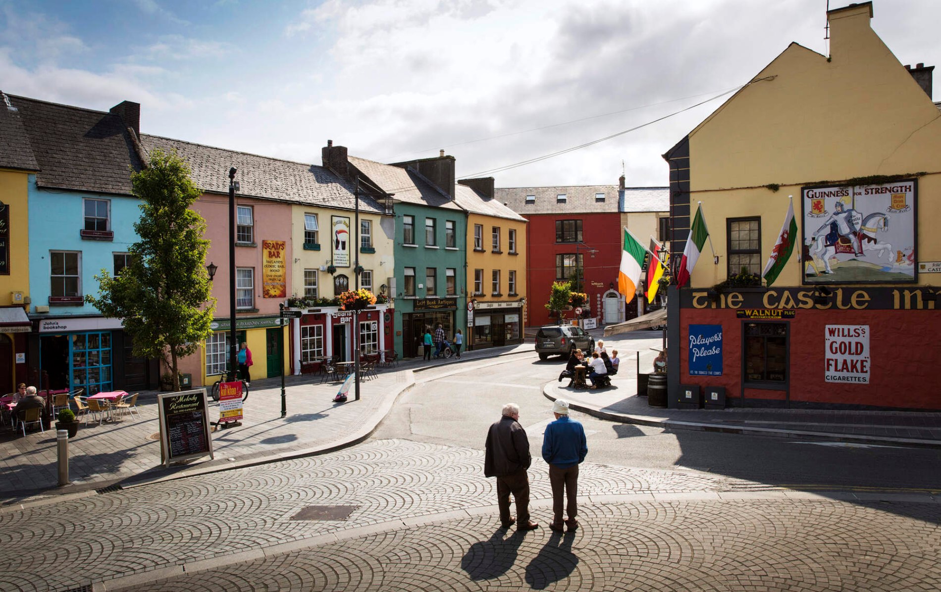 Kleurrijke winkelpuien en pubs in het centrum van Athlone, county Westmeath.