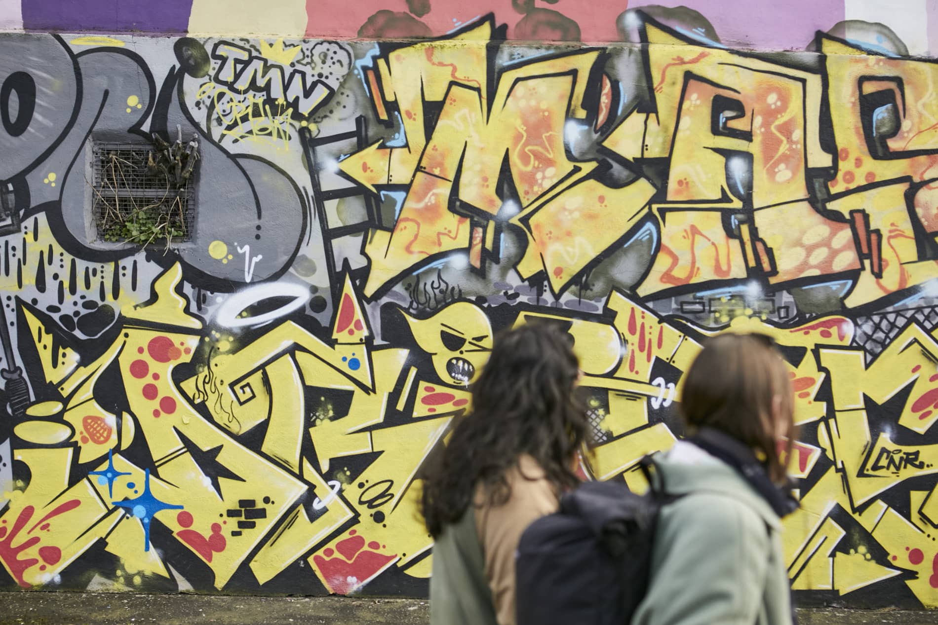 belfaststreetart-yellowgraffiti