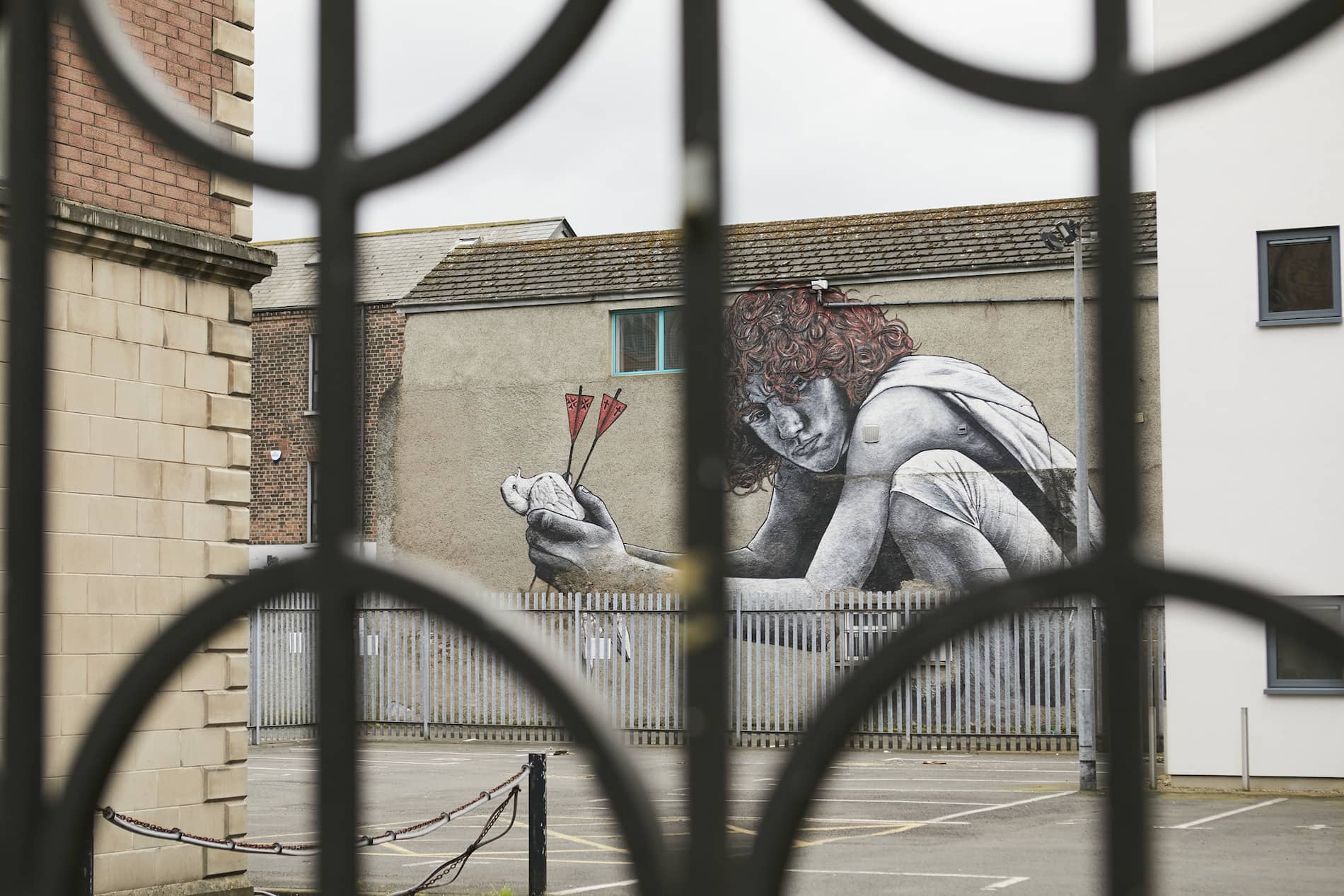 belfaststreetart-crouchingmanmural